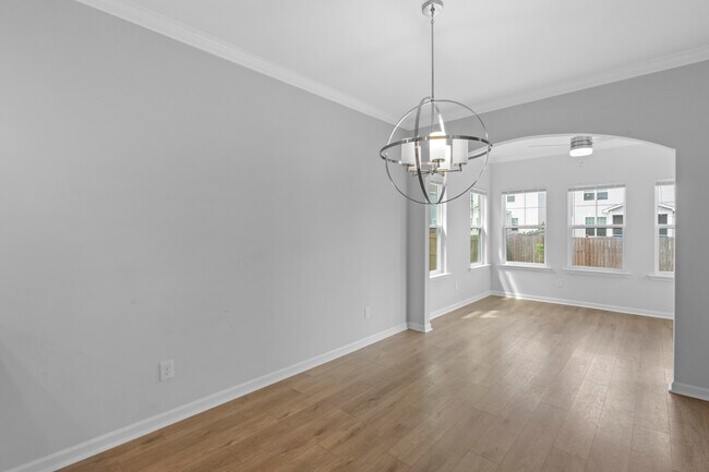 Building Photo - 837 Peony Ln
