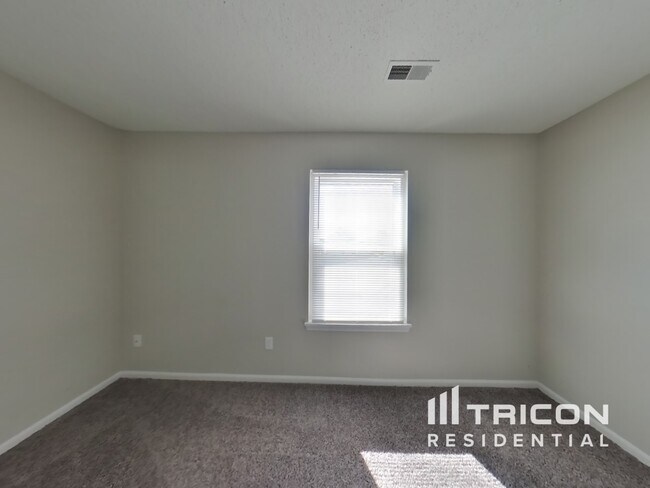 Building Photo - 1401 Thomas Dr