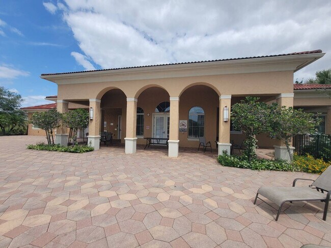 Building Photo - 4/2.5 TOWNHOME VILLA in Waterstone-Davenpo...
