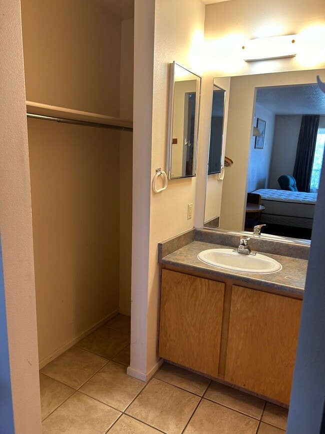 Building Photo - --Furnished Smokey Lane, Upper Level Studio--