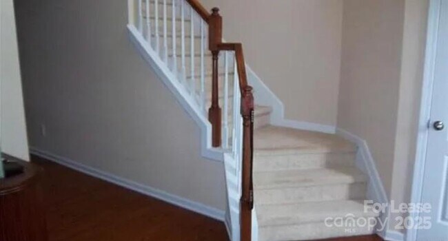 Building Photo - 4862 Benhill Dr