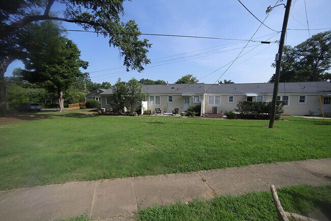 Building Photo - Two Bedroom Cottage in Five Points - Insid...
