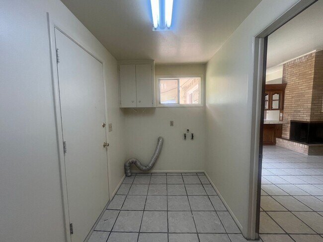 Building Photo - Light, bright, & Move- In ready with ultimate flexibility!
