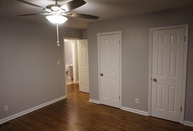 Building Photo - 8033 Albemarle Rd