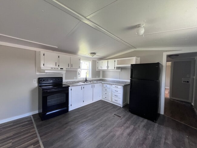 Building Photo - 2409 Swope Rd