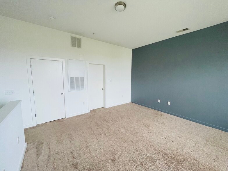 upper floor (closet left, bathroom right) - 506 N Mangum St