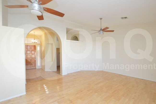 Building Photo - 727 S Peppertree Dr