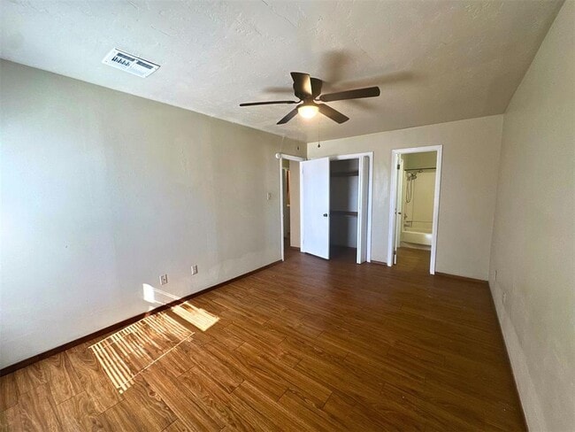 Building Photo - 910 NW Dearborn Ave