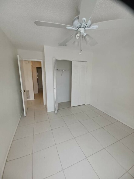 Building Photo - 273 SW Sterret Cir