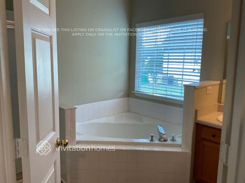 Building Photo - 862 Shadow Lake Dr