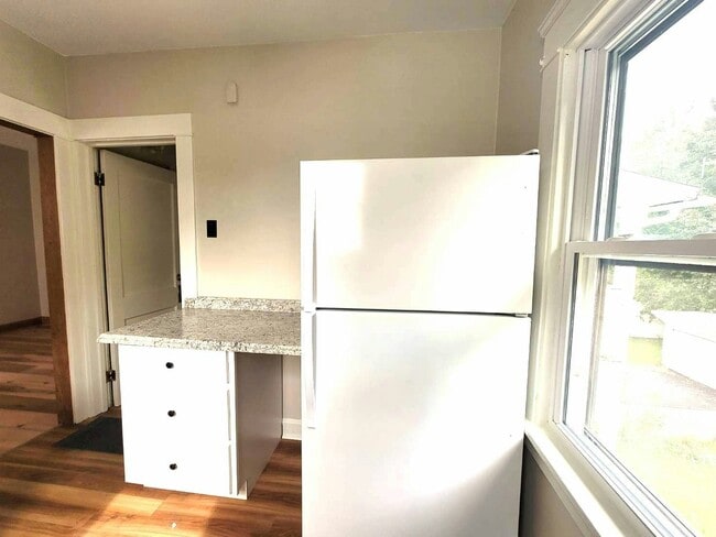 Building Photo - 1303 Lakeland Ave