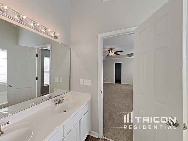 Building Photo - 851 Red Oak Tree Dr