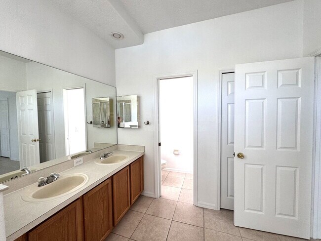 Building Photo - 14460 Huntcliff Park Way