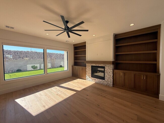 Building Photo - Gorgeous 5 bed 3.5 bath in Desert Canyons