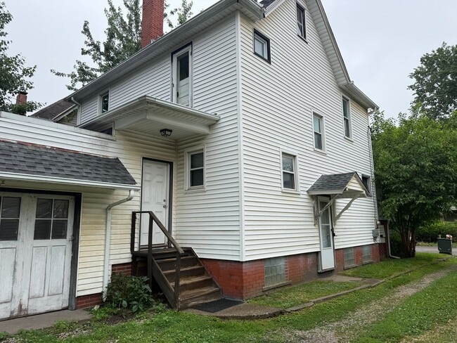 Building Photo - Updated 3-4 Bedroom House