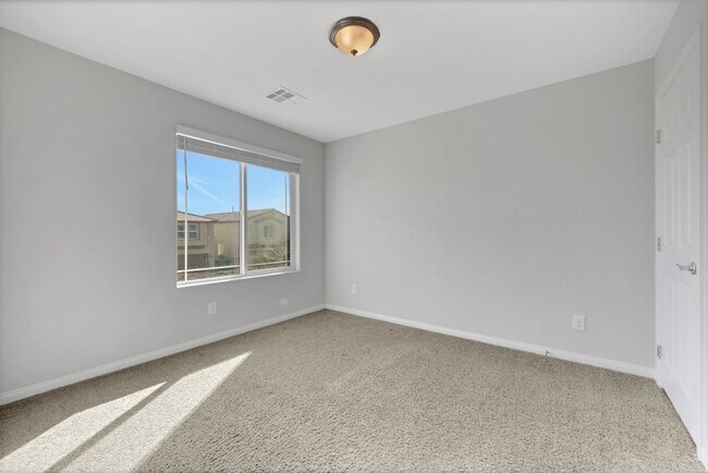 Building Photo - Large 4 bedroom home