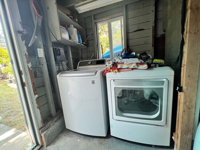 Building Photo - Gulfport charm 3/1 1 car garage