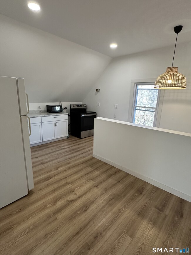 Building Photo - 27 E 9th St