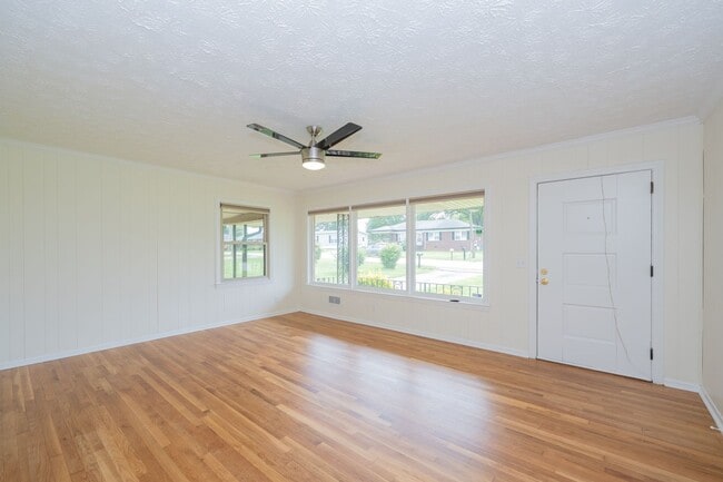 Building Photo - # Charming Greenville Home with Excellent ...