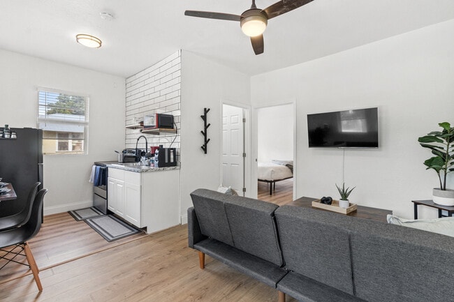 Building Photo - 911 E 23rd Ave