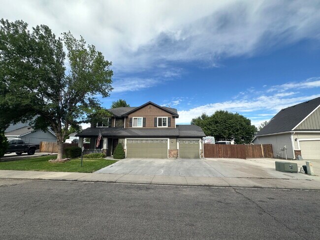 Building Photo - "Spacious 4-Bedroom Gem with 2.5 Bathrooms...