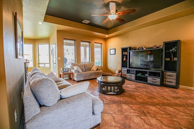Building Photo - Beautiful 4 Bed 2 Bath - Dogs Allowed!
