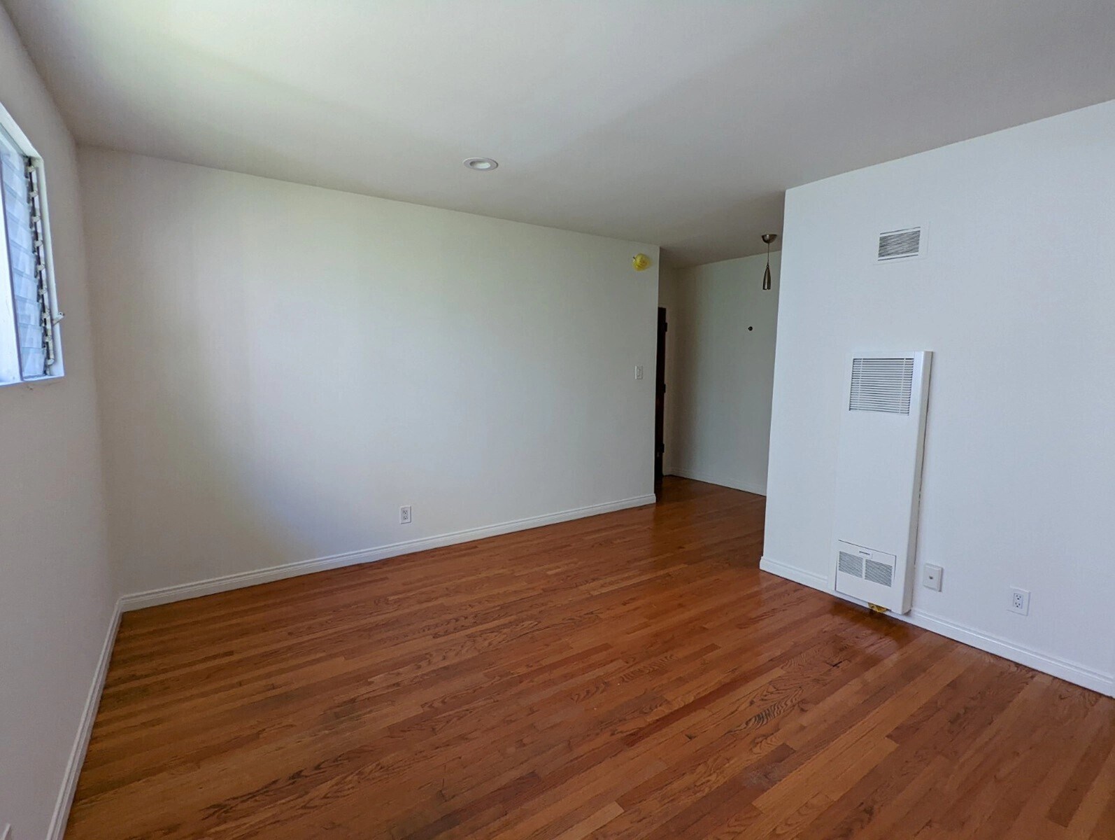 Building Photo - 1331 N Poinsettia Pl