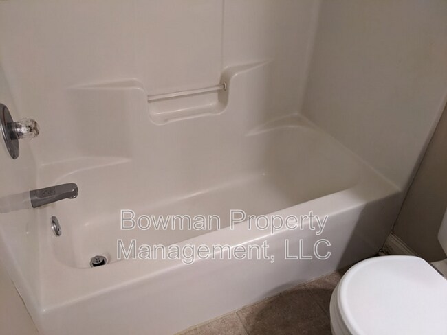 Building Photo - 460 S Barnett Shoals Rd