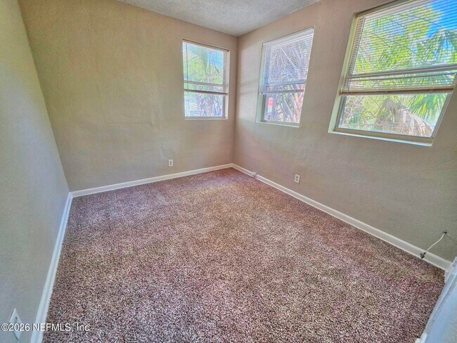 Building Photo - 916 W 25th St