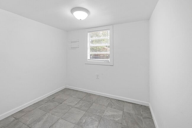 Building Photo - 324 Dixie St