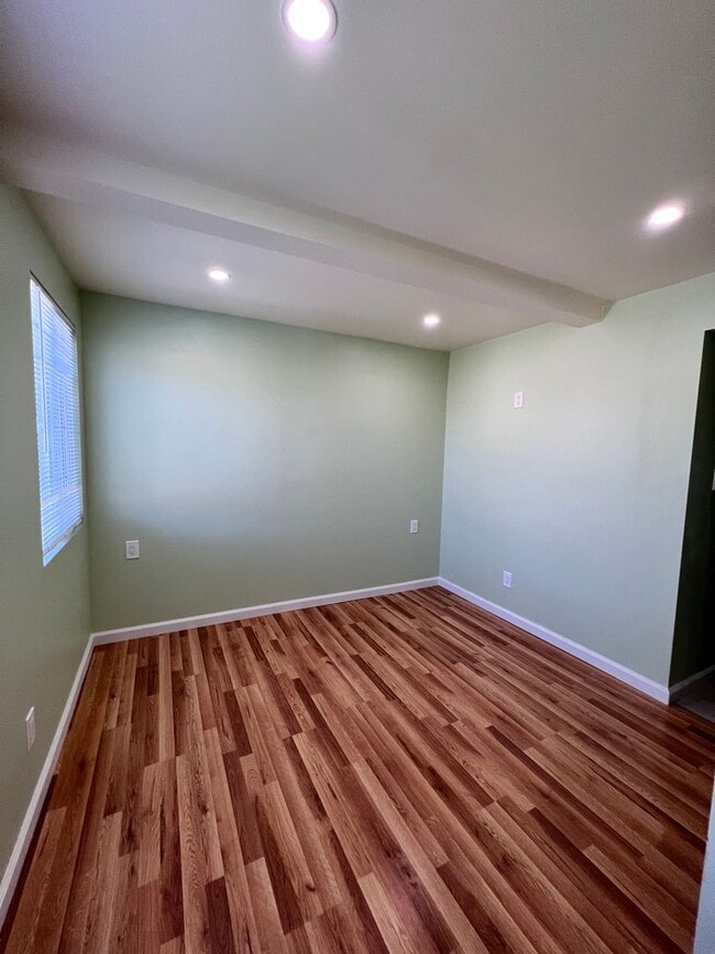 Building Photo - Beautifully remodled 2 bedroom cottage wit...