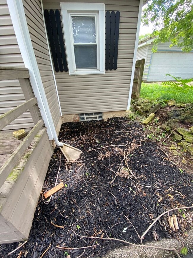 Building Photo - 2 Bedroom House Basement & Garage - Fenced...