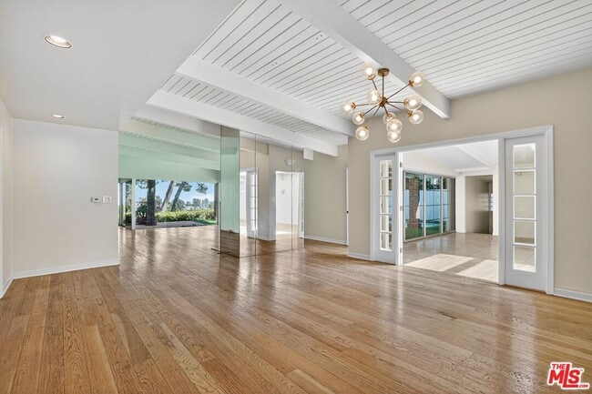 Building Photo - 2042 Linda Flora Dr