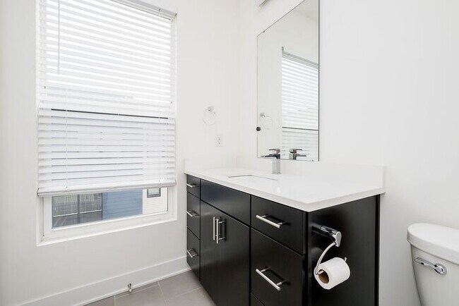 Building Photo - 2 Bed 2.5 Bath Townhome in Herron Morton!
