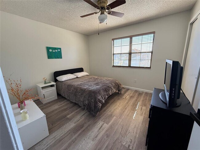 Building Photo - 227 Burning Tree Dr