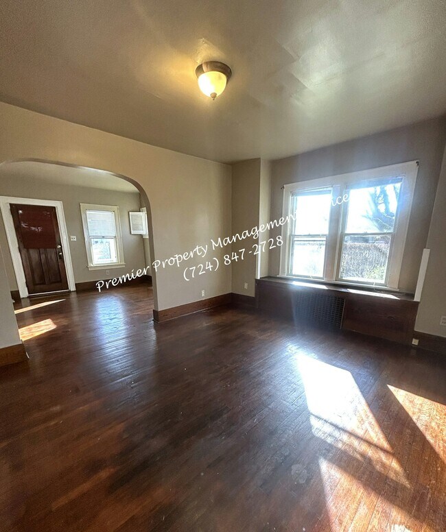 Building Photo - 979 King St