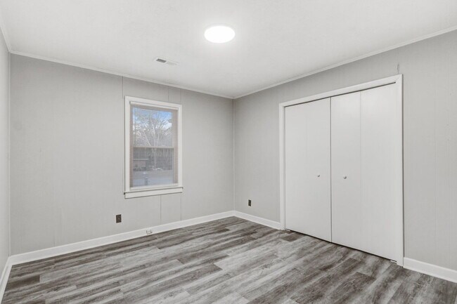 Building Photo - MOVE-IN READY! 3 BR, 1 BA Brick Ranch *EXCELLENT Wayne Mem. Drive Location!*