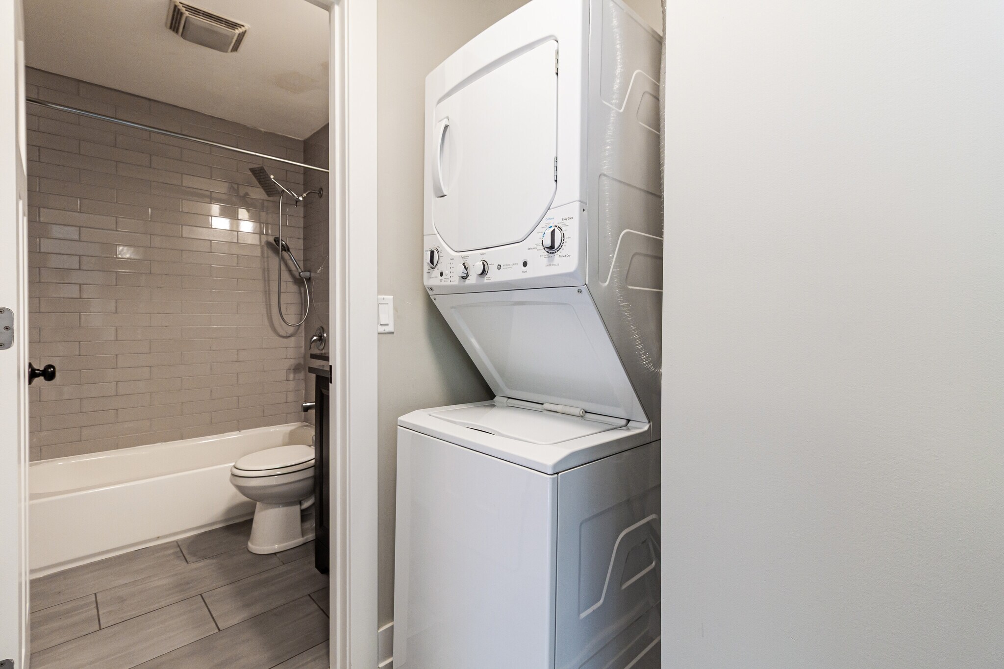 Building Photo - 525 W Surf St