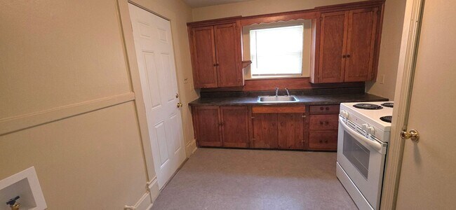 Building Photo - 2 Bedroom 1 Bathroom home;  $725!