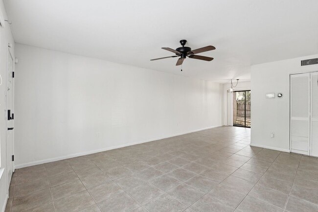 Building Photo - Southfork Oaks Condo