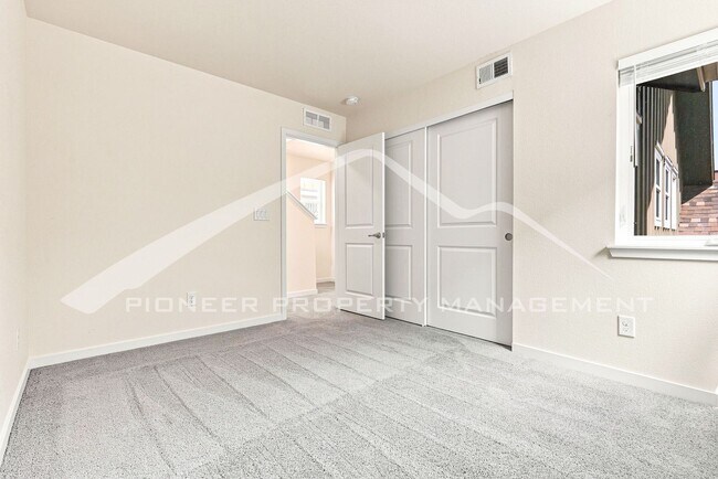 Building Photo - Charming Home with Central AC and Washer/Dryer