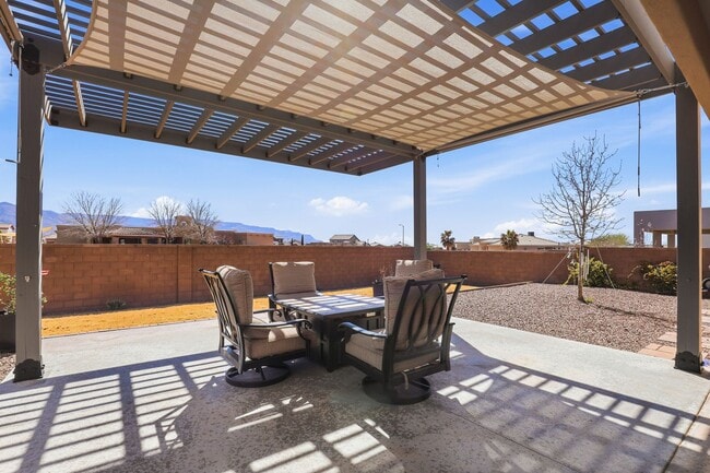 Building Photo - Beautifully Maintained 3 Bedroom Home in Mesa Village