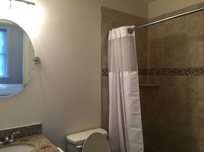 Building Photo - 526 N 36th St