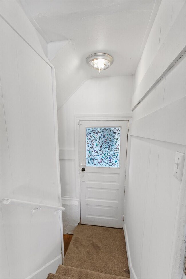 Building Photo - Spacious Single Family Home In York City!