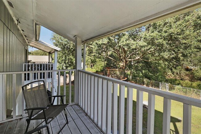 Building Photo - 18423 Swan Lake Dr