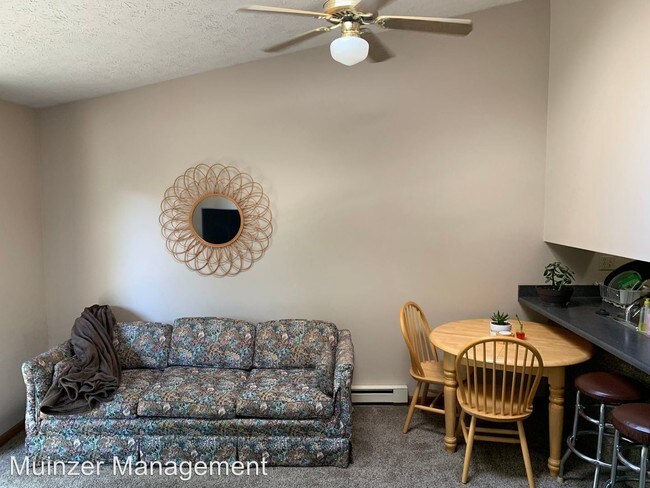 Building Photo - 2 br, 2 bath Room For Rent - 261 W. Wood St.