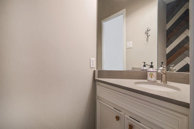 Building Photo - 1713 Apache Trail