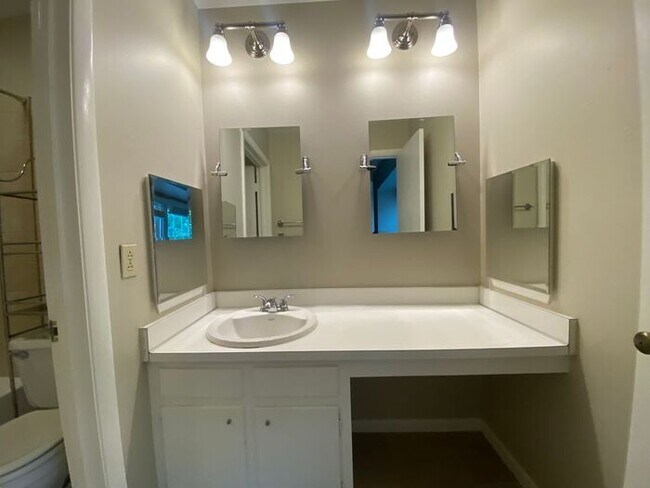 Building Photo - Beautiful 2 Bedroom / 2 Bath Apartment in Green Hills Under $2000!