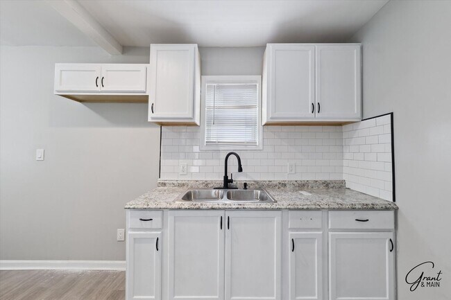 Building Photo - $1350 3 bedroom
