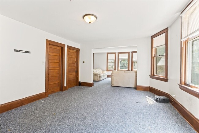 Building Photo - Frederick Upper Flat with 2 bathrooms!